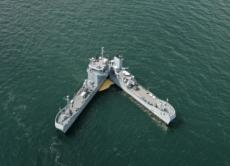 Ship apparently opening up from the bows like a pair of scissors with the hinge somewhere behind the bridge.