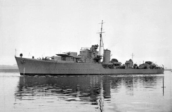 ORP Piorun looking small and destroyer-like.