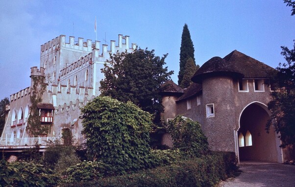 itter castle, with high fortifications and gatehouse prominent.