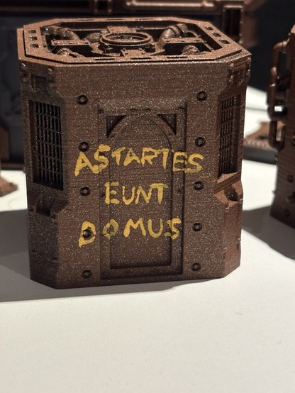 More wargaming terrain graffiti. This reads “Astartes Eunt Domus”