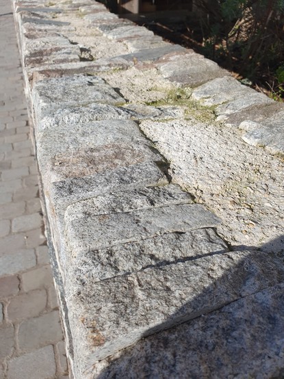 Top of the wall showing some mortar was used on top.
